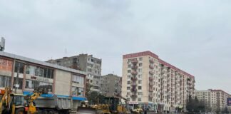 შარტავას სახელობის გამზირზე გზის საფარის დაგების სამუშაოები მიმდინარეობს