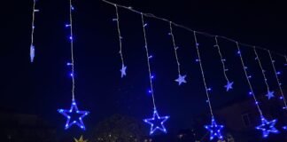 საბავშვო ბაღების ეზოში საზეიმო ვითარებაში საახალწლო ნაძვის ხის ანთება გრძელდება