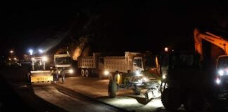 საავტომობილო გზების დეპარტამენტის ინფორმაციით, თბილისი–სენაკი ლესელიძის საავტომობილო გზის 147-ე კილომეტრთან, გზის სავალი ნაწილის გაწმენდის სამუშაოები გრძელდება