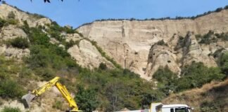 შიომღვიმის მონასტრის მიმდებარე ტერიტორიაზე, სადაც კლდის მასა ჩამოიშალა, გაწმენდითი სამუშაოები გრძელდება