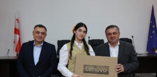 ბოლნისში წარჩინებულ მოსწავლეებს ლეპტოპები გადასცეს