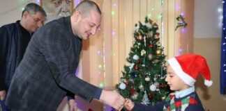 ბოლნისის მუნიციპალიტეტის მერის პირველმა მოადგილემ ბუბა გობეჯიშვილმა საგანმანათლებლო-სარეაბილიტაციო დღის ცენტრის „განთიადი“ ბენეფიციარებს დამდეგი შობა-ახალი წელი მიულოცა