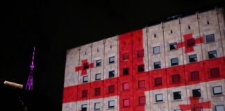 მთავრობის ადმინისტრაციის შენობა დროშის ფერებში სახელმწიფო დროშის დღესთან დაკავშირებით განათდა