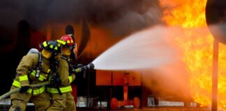 სოხუმის ცენტრალური საგამოფენო დარბაზის შენობას ცეცხლი გაუჩნდა