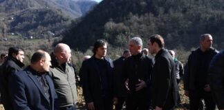 პრემიერ-მინისტრი ირაკლი კობახიძე ქედის მუნიციპალიტეტის სოფელ პირველ მაისში სტიქიის სალიკვიდაციო სამუშაოებს გაეცნო