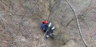 მეხანძრე-მაშველებმა ხევიდან, 25 მეტრის სიღრმიდან, მოზარდი უვნებლად ამოიყვანეს