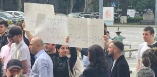 რუსთავში საკრებულოს რიგგარაშე სხდომის პარალელურად მერიასთან აქცია მიმდინარეობს