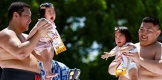 იაპონიაში ფესტივალი „ნაკი სუმო“ ჩატარდა, რომელშიც პატარა ბავშვებს ტირილში აჯიბრებენ