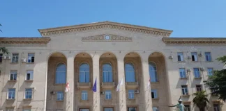 რუსთავის საკრებულოს ფრაქცია ქართული ოცნების წევრებმა, მუნიციპალიტეტის საკრებულოს, რიგგარეშე სხდომის მოწვევის და საკრებულოს თავმჯდომარის და დანარჩენი თანამდებობის პირების თანამდებობიდან გადაყენების მოთხოვნით მიმართა