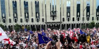 პარლამენტთან აქცია დაიწყო-სამართალდამცავები ძალის გამოყენებით ატოვებინებენ ტერიტორიას აქციის მონაწილეებს