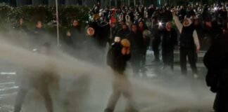 რუსთაველის გამზირზე, მომიტინგეების წინააღმდეგ წყლის ჭავლს იყენებენ