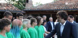 ირაკლი კობახიძე, განათლების, მეცნიერებისა და ახალგაზრდობის მინისტრ გიორგი ამილახვართან ერთად, უკრაინელ მოსწავლეებს შეხვდა