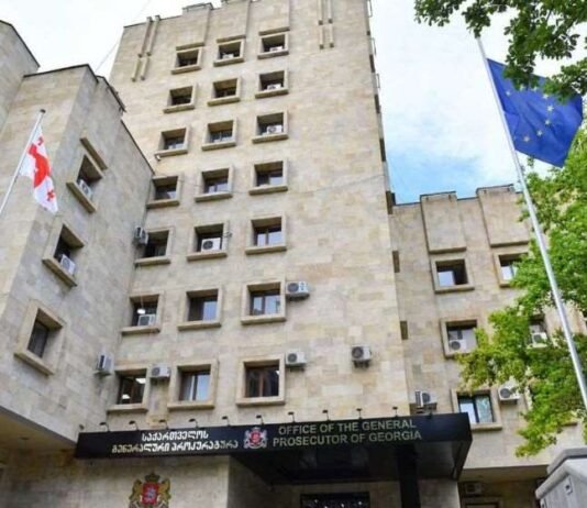 საქართველოს პროკურატურამ ჯანმრთელობის დაზიანების და პოლიციელების მიმართ წინააღმდეგობის გაწევის ფაქტებზე ერთ პირს ბრალდება წარუდგინა