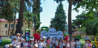 რუსთავის საბავშვო ბაღების დამამთავრებელი ჯგუფის ყველა აღსაზრდელმა რუსთავის მერიისგან საჩუქრად, გამოსაშვები ალბომი მიიღო