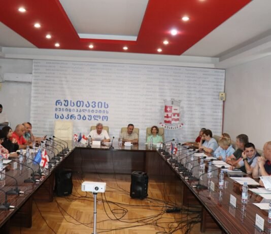 რუსთავის მუნიციპალიტეტის წარმომადგენლობითი ორგანოს სხდომათა დარბაზში, მეშვიდე მოწვევის საკრებულოს რიგგარეშე სხდომა გაიმართა