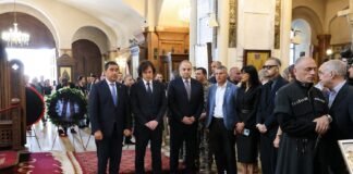 შალვა პაპუაშვილი და ირაკლი კობახიძე 1990-იანი წლების შეიარაღებული მოქმედებების დროს უგზო-უკვლოდ დაკარგული, ოკუპირებული აფხაზეთიდან გადმოსვენებული პირების სამოქალაქო პანაშვიდს დაესწრნენ