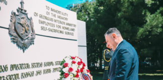 შინაგან საქმეთა მინისტრმა რუსეთ-საქართველოს ომის დროს სამსახურებრივი მოვალეობის შესრულებისას დაღუპული პოლიციელების მემორიალი გვირგვინით შეამკო