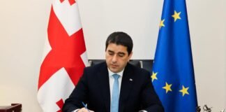 პარლამენტის თავმჯდომარე შალვა პაპუაშვილმა „ოჯახური ღირებულებებისა და არასრულწლოვანის დაცვის შესახებ” კანონს ხელი მოაწერა