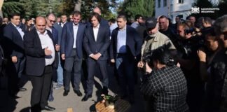 ირაკლი კობახიძე პარლამენტის თავმჯდომარე შალვა პაპუაშვილთან და პირველ ვიცე-პრემიერთან, ეკონომიკისა და მდგრადი განვითარების მინისტრ ლევან დავითაშვილთან ერთად გურჯაანის ღვინის ფესტივალზე იმყოფებოდა