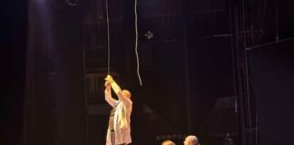 პრემიერა რუსთავის თეატრში – დიდ სცენაზე ავსტრიელი დრამატურგის პეტერ ტურინის პიესა „ერთად ალცჰაიმერით ცხოვრება მშვენიერია“ გაცოცხლდა