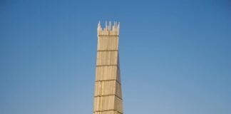 საპროტესტო აქციის მონაწილეებმა გმირთა მოედანი გადაკეტეს – ადგილზე კარვებს შლიან