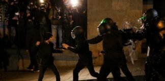 რუსთაველის გამზირზე მთელი ღამის განმავლობაში მიმდინარეობდა მომიტინგეების დაკავება, დევნა, მათზე ძალადობა