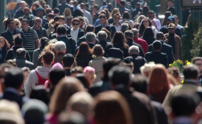 stock-footage-new-york-city-april-crowd-of-people-walking-on-street-sidewalk-k-e1418682210242