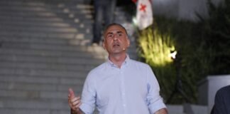 ელისაშვილი-ივანიშვილმა გუშინ პარლამენტის დარბაზში თავისი მოსიარულე სათამაშოები შეაგროვა, ზოგი ხელზე ეამბორებოდა, ზოგი ყურის ბიბილოზე