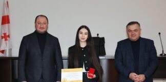 ბოლნისის მუნიციპალიტეტის მერის მოვალეობის შემსრულებელმა, ბუბა გობეჯიშვილმა, საჯარო და კერძო სკოლების წარჩინებულ კურსდამთავრებულებს ოქროსა და ვერცხლის მედლები გადასცა