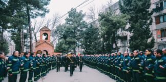 მეხანძრე-მაშველი გიორგი ლელაშვილი, რომელიც რამდენიმე დღის წინ სამსახურებრივი მოვალეობის შესრულების დროს დაიღუპა, წმინდა გიორგის სახელობის ტაძრიდან საპატიო ყარაულის თანხლებით გაასვენეს