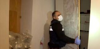 შსს-დიმიტრი ჩიქოვანის ბინაში მოწყობილი სპეციალური სამალავიდან ამოღებულია რამდენიმე ათეული იარაღი