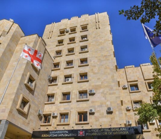 პროკურატურამ დიდი ოდენობით თანხის თაღლითურად დაუფლებისა და უკანონო შემოსავლის ლეგალიზაციის ფაქტზე სამი პირი დააკავა