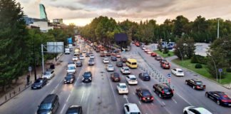 თბილისის საზღვრებში, 08:00-დან 11:00 საათამდე და 17:00-დან 20:00 საათამდე პერიოდში, მოძრაობის შეზღუდვა დისტრიბუციის ავტომანქანებსაც შეეხება