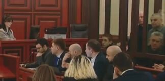 საპროტესტო აქციაზე ჯგუფური ძალადობის ორგანიზებისა და მასში მონაწილეობის ბრალდებით დაკავებულმა პირებმა და მათმა ადვოკატებმა სასამართლოს სხდომათა დარბაზი პროტესტის ნიშნად დატოვეს