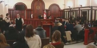 თბილისის საქალაქო სასამართლოში საპროტესტო აქციების დროს დაკავებული ზვიად ცეცხლაძისა და კიდევ შვიდი პირის სასამართლო პროცესი მიმდინარეობს