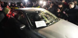 რესტორან “ბაბილოსთან”, სადაც მოსამართლეები კორპორაციულ წვეულებას პოლიციის კორდონის საშუალებით ტოვებენ, სიტუაცია რამდენჯერმე დაიძაბა