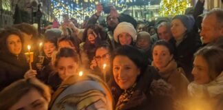 სალომე ზურაბივილი შობის ღამეს რუსთაველის გამზირზე შეკრებილ მოქალაქეებს შეუერთდა