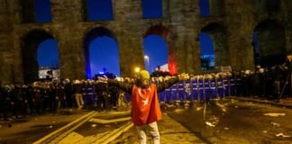 სტამბოლში დემონსტრანტები და პოლიციელები ერთმანეთს დაუპირისპირდნენ