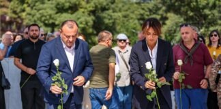 რუსეთ-საქართველოს ომში დაღუპული რუსთაველი ჯარისკაცების მემორიალი ყვავილებით შეამკეს