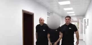 სამართალდამცველებმა დააკავეს პირი, რომელიც მეუღლეს სისტემატურად აყენებდა სიტყვიერ და ფიზიკურ შეურაცხყოფას, მათ შორის მათი არასრულწლოვანი შვილების თანდასწრებით