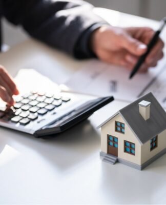 ოჯახებს,რომელთაც წლიური შემოსავალი 40 000 ლარს აღემატება ან ფლობენ სახლს,მიწას ან ავტომობილს ფიზიკური პირის ქონებრივი დეკლარაციის შევსების ვალდებულება აქვთ