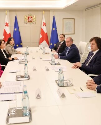 საქართველოს პრემიერ-მინისტრი ირაკლი კობახიძე მსოფლიო ბანკის რეგიონულ დირექტორს სამხრეთ კავკასიაში როლანდ პრაისს და მსოფლიო ბანკის გლობალურ დირექტორს განათლების მიმართულებით, ლუის ბენვენისტეს შეხვდა