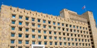 დღეიდან ძალაში შევიდა კანონი, რომლითაც საჯარო სექტორში დასაქმებულებს ერთდროულად, სრულ განაკვეთზე, რამდენიმე ადგილზე მუშაობა ეკრძალებათ