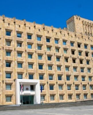 დღეიდან ძალაში შევიდა კანონი, რომლითაც საჯარო სექტორში დასაქმებულებს ერთდროულად, სრულ განაკვეთზე, რამდენიმე ადგილზე მუშაობა ეკრძალებათ