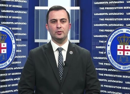 პროკურატურამ „კანონიერი ქურდობის“, „ქურდული სამყაროს“ წევრობის, „ქურდული სამყაროს“ საქმიანობის მხარდაჭერის და „კანონიერი ქურდისთვის“ მიმართვის ფაქტებზე 43 პირს ბრალდება წარუდგინა