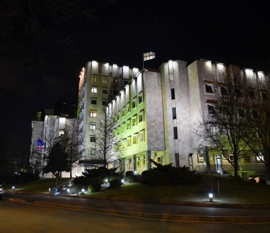 ტყიბულის ერთ-ერთ რესტორანში შსს-ს თანამშრომლის, თავდაცვის სამინისტროს სერჟანტის და მათი თანმხლები პირების მიერ განხორციელებული ჯგუფური ძალადობის ფაქტზე ოთხ პირს ბრალდება წარედგინა