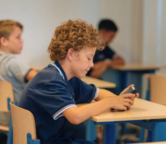 საფრანგეთის პარლამენტის ქვედა პალატამ 15 წლამდე მოზარდებისთვის სოციალური ქსელების აკრძალვის კანონპროექტს მხარი დაუჭირა