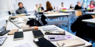 სკოლებში, გაკვეთილის მიმდინარეობისას, მობილური ტელეფონის გამოყენება არა მხოლოდ მოსწავლეებს, პედაგოგებსაც აეკრძალებათ