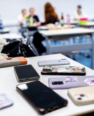 სკოლებში, გაკვეთილის მიმდინარეობისას, მობილური ტელეფონის გამოყენება არა მხოლოდ მოსწავლეებს, პედაგოგებსაც აეკრძალებათ