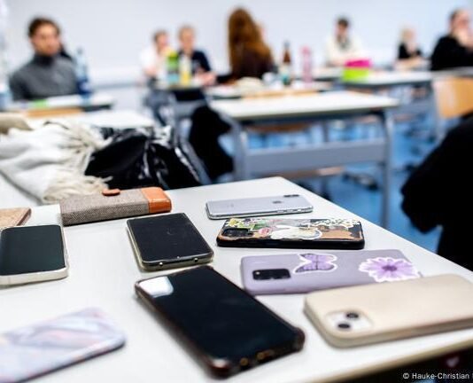 სკოლებში, გაკვეთილის მიმდინარეობისას, მობილური ტელეფონის გამოყენება არა მხოლოდ მოსწავლეებს, პედაგოგებსაც აეკრძალებათ